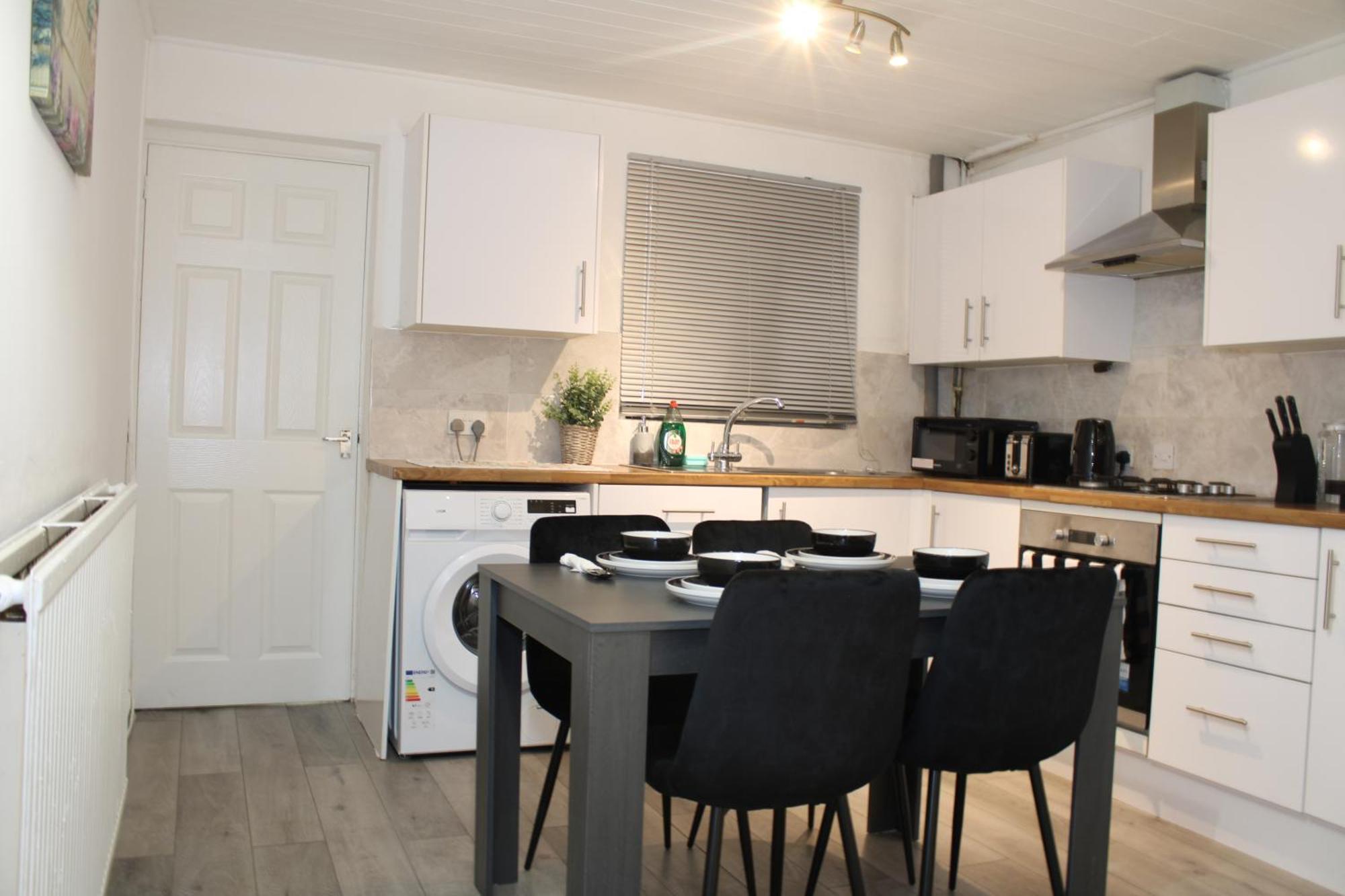 F2S Serviced Apartments 2Bedroom Terrace House With Free Wifi Netflix Suitable For Contractors Walking Distance To Train Station Derby Zewnętrze zdjęcie